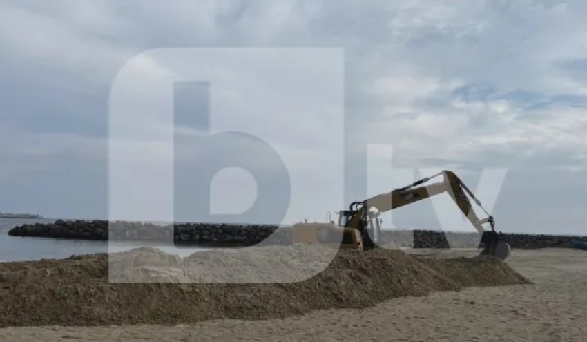 Багер разкопа плажа в Равда (СНИМКИ)